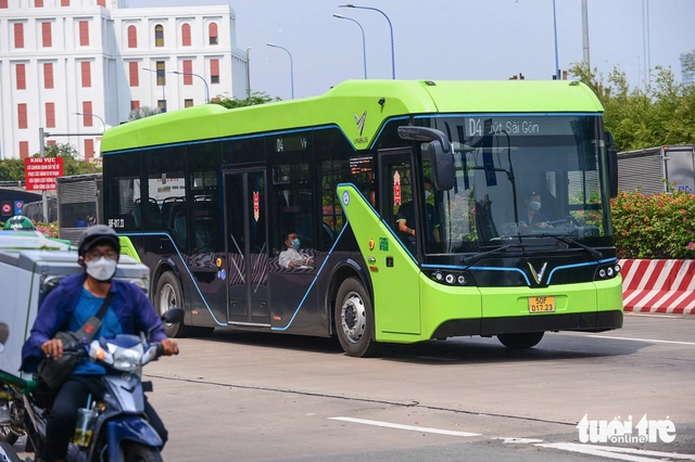 Ho Chi Minh City targets 100% green vehicles for government use by 2030 - Ảnh 1.
