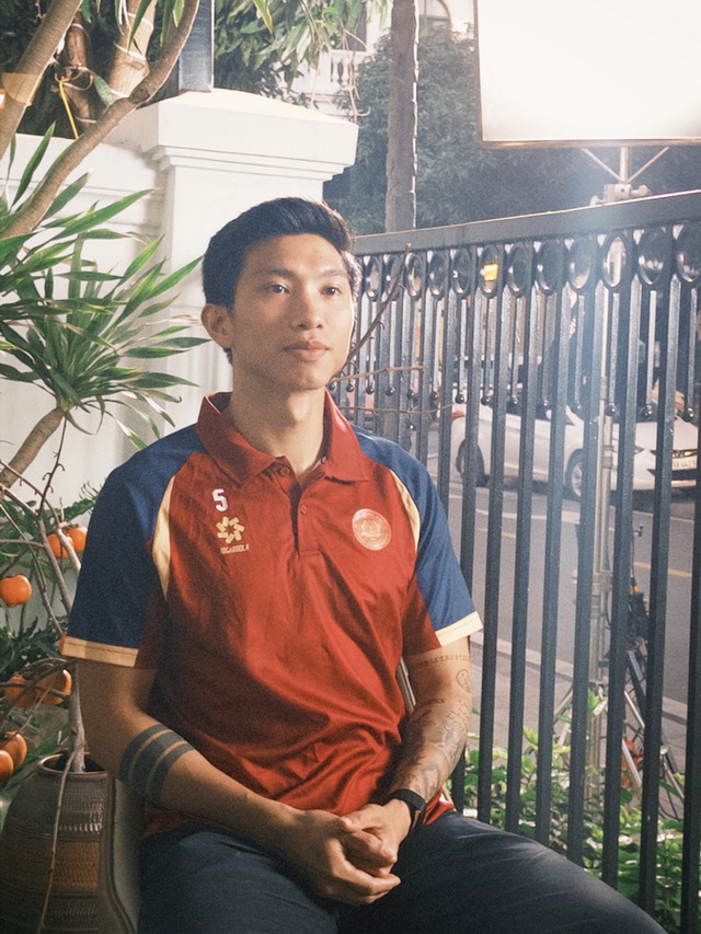 Cầu thủ Đoàn Văn Hậu xuất hiện trong dự án âm nhạc mới của DTAP cùng ca sĩ Hoàng Bách và Phương Thanh - Ảnh 1.