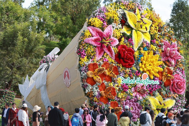 Bó hoa 10 tấn từ 108 loài hoa lập kỷ lục tại Vườn hoa Đà Lạt - Ảnh 1.