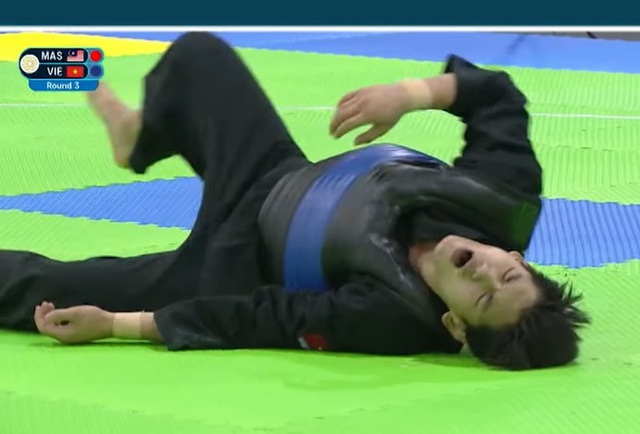 SEA Games 2025: Vietnamese pencak silat athlete injured, loses semifinal in controversial decision - Ảnh 1.