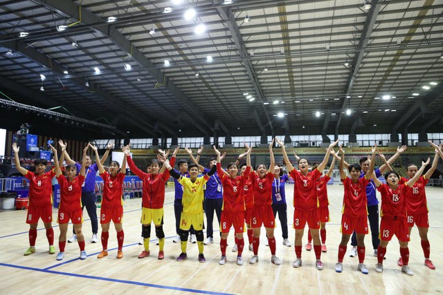Thắng Philippines, tuyển futsal nữ Việt Nam vào chung kết SEA Games 33 - Ảnh 3. Thắng Philippines, tuyển futsal nữ Việt Nam vào chung kết SEA Games 33 - Ảnh 2.