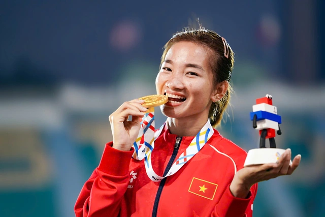 Vietnam’s Nguyen Thi Oanh wins steeplechase gold for 15th title, joins SEA Games athletics greats- Ảnh 1. Vietnam’s Nguyen Thi Oanh wins steeplechase gold for 15th title, joins SEA Games athletics greats- Ảnh 1.