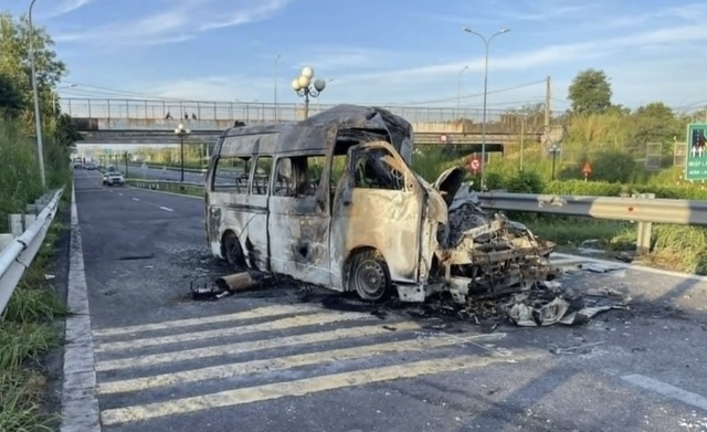 Ambulance fire kills 3 on southern Vietnam expressway  - Ảnh 2.