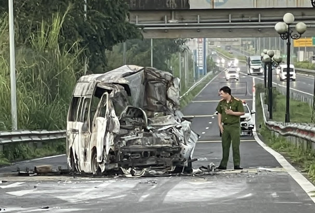 Ambulance fire kills 3 on southern Vietnam expressway  - Ảnh 3.