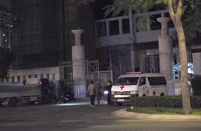 1 killed, 1 injured in scaffolding collapse at Ho Chi Minh City sports facility - Ảnh 3.