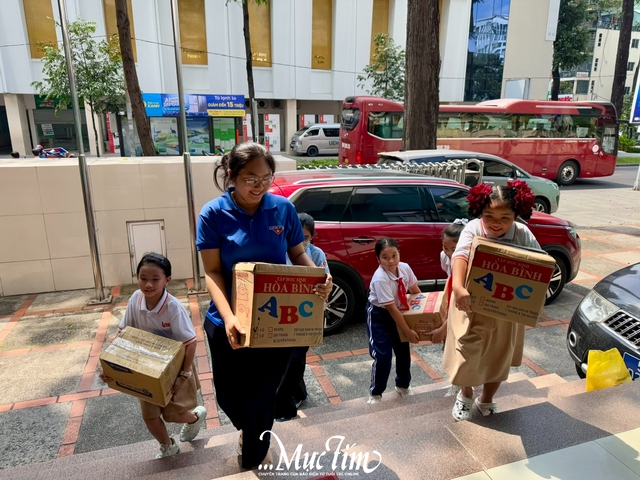Hơn 1,6 tỉ đồng được đóng góp cho “Nụ cười hồng – Cùng bạn đến trường” - Ảnh 3.
