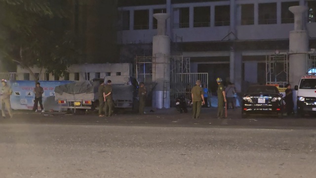 1 killed, 1 injured in scaffolding collapse at Ho Chi Minh City sports facility - Ảnh 2.