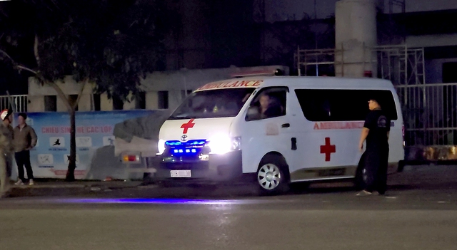1 killed, 1 injured in scaffolding collapse at Ho Chi Minh City sports facility - Ảnh 1.