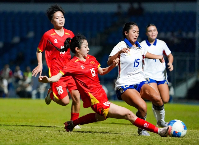 Vietnam lose to Philippines on penalties in SEA Games women’s final after disputed offside call - Ảnh 1.