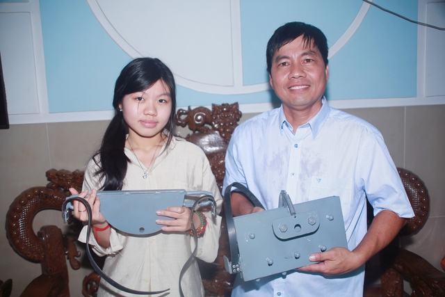 Father, daughter in Ho Chi Minh City invent diagonal cable escape system for high-rise fires - Ảnh 1.