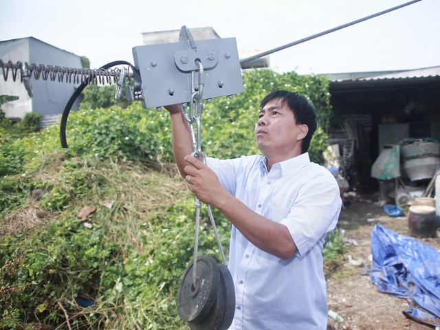 Father, daughter in Ho Chi Minh City invent diagonal cable escape system for high-rise fires - Ảnh 5.