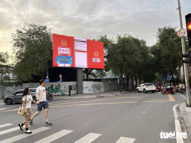 Chaotic outdoor ads in Ho Chi Minh City raise traffic safety concerns - Ảnh 1.