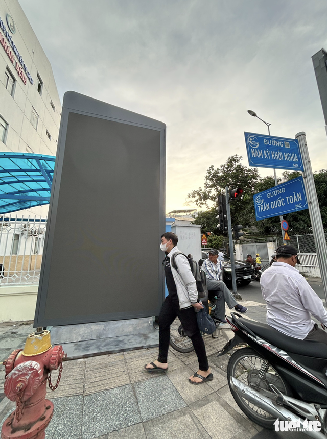 Chaotic outdoor ads in Ho Chi Minh City raise traffic safety concerns - Ảnh 2.