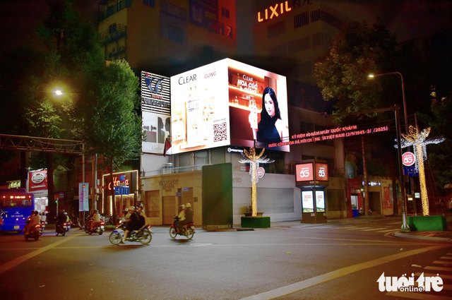 Chaotic outdoor ads in Ho Chi Minh City raise traffic safety concerns - Ảnh 3.