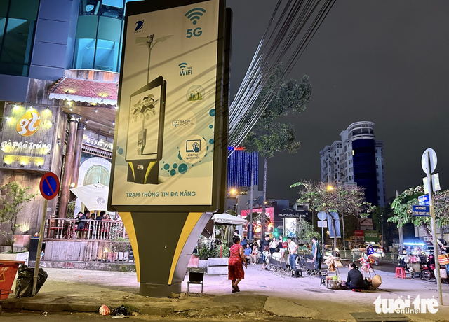 Chaotic outdoor ads in Ho Chi Minh City raise traffic safety concerns - Ảnh 4.