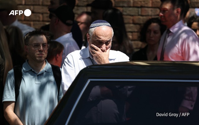 Australia announces gun buyback, day of 'reflection' after Bondi shooting- Ảnh 1.