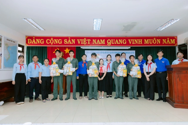 Khai mạc hành trình Măng non sẵn sàng vì biên giới, biển đảo - Ảnh 3. Khai mạc hành trình Măng non sẵn sàng vì biên giới, biển đảo - Ảnh 3.