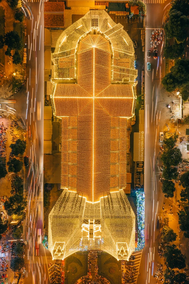 Tuyệt chiêu chụp ảnh lung linh tại Nhà thờ Đức Bà đón Giáng sinh - Ảnh 4.