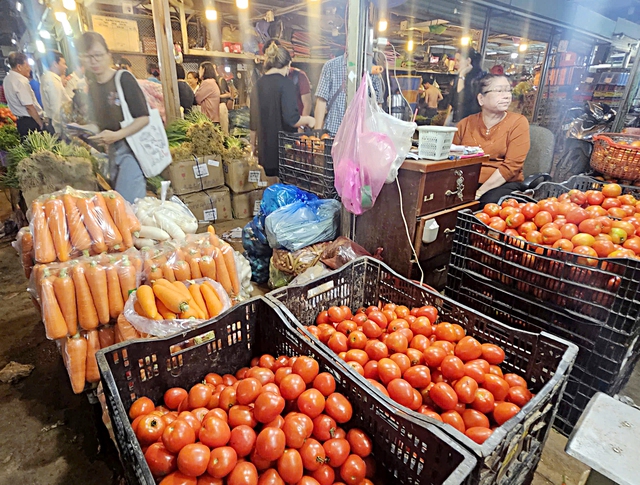 Vegetable prices ease in Ho Chi Minh City, remain high as domestic supply falls- Ảnh 1.