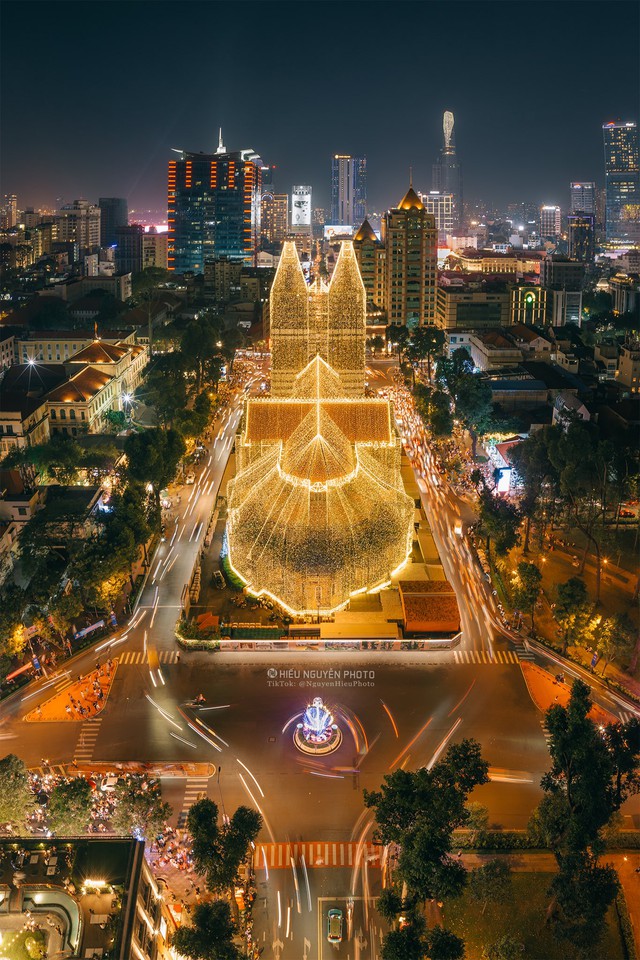 Tuyệt chiêu chụp ảnh lung linh tại Nhà thờ Đức Bà đón Giáng sinh - Ảnh 3.