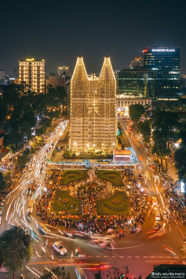 Tuyệt chiêu chụp ảnh lung linh tại Nhà thờ Đức Bà đón Giáng sinh - Ảnh 2.