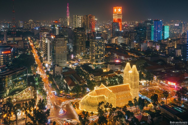 Tuyệt chiêu chụp ảnh lung linh tại Nhà thờ Đức Bà đón Giáng sinh - Ảnh 1.