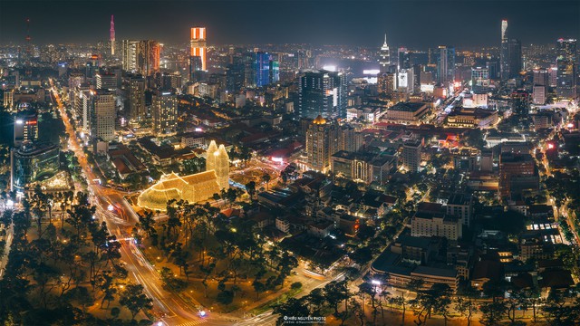 Tuyệt chiêu chụp ảnh lung linh tại Nhà thờ Đức Bà đón Giáng sinh - Ảnh 5.