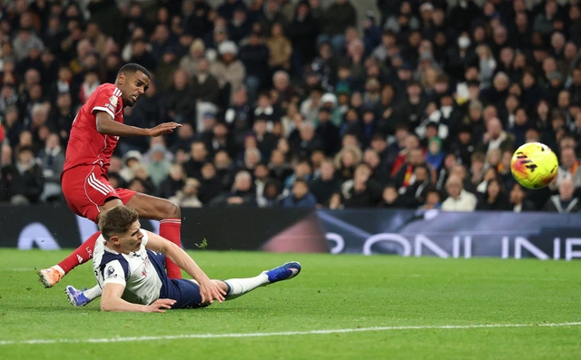 Alexander Isak chấn thương khi ghi bàn vào lưới Tottenham- Ảnh 1.