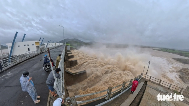 Police probe dam releases in Vietnam’s Dak Lak, where historic floods killed 113  - Ảnh 1.