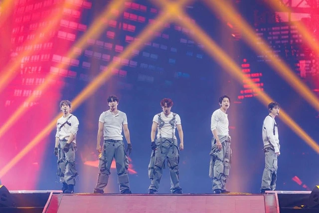 EXO trở lại MMA 2025, Suho bật khóc sau màn trình diễn bùng nổ- Ảnh 2.