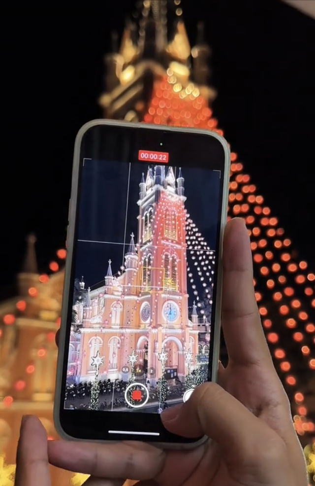 Nhà thờ Tân Định lên đèn lúc 17h45, check-in góc nào đẹp nhất? - Ảnh 3.