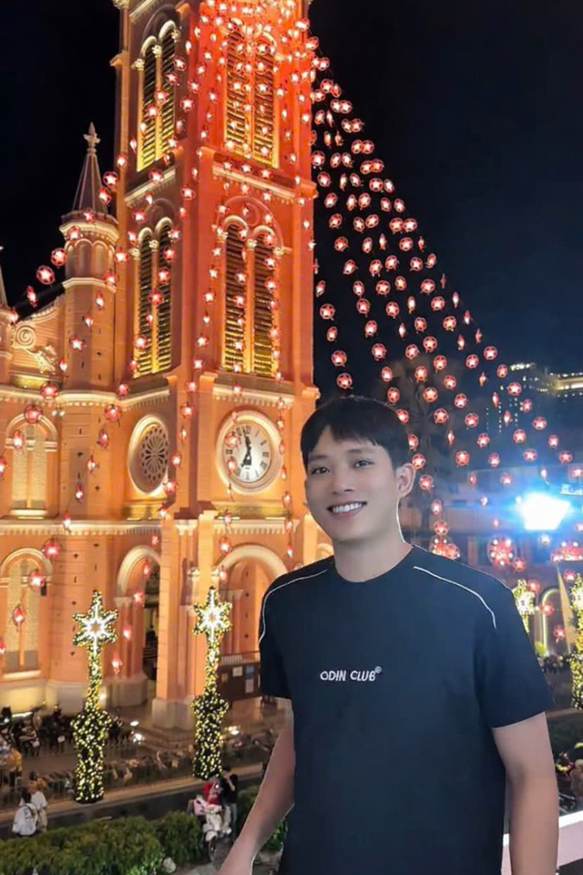 Nhà thờ Tân Định lên đèn lúc 17h45, check-in góc nào đẹp nhất? - Ảnh 1.