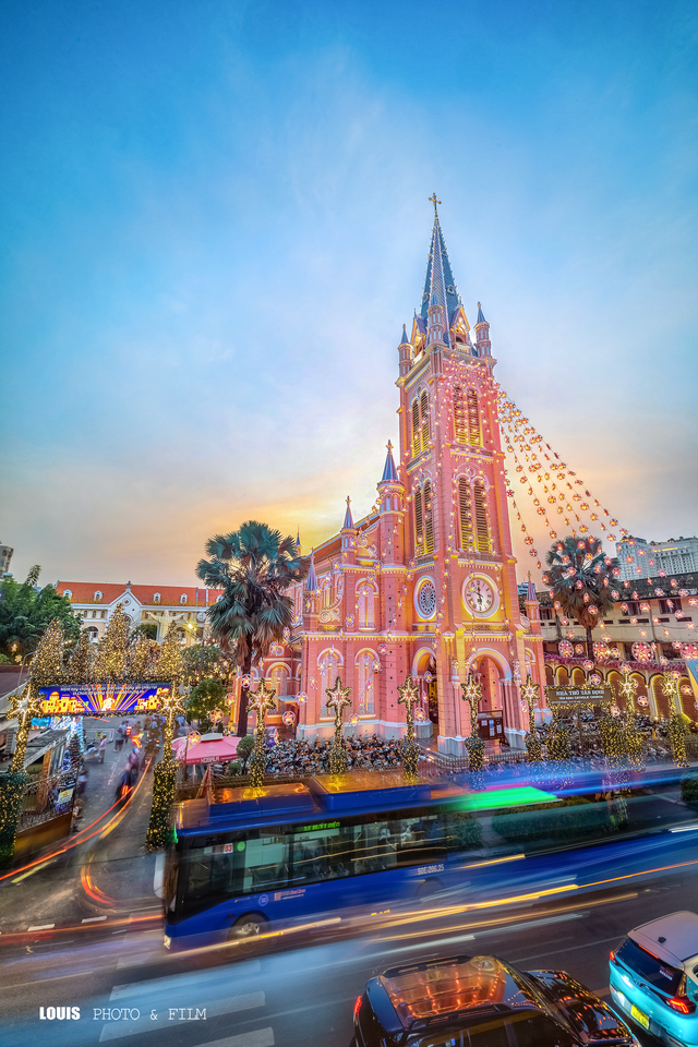 Nhà thờ Tân Định lên đèn lúc 17h45, check-in góc nào đẹp nhất? - Ảnh 2.