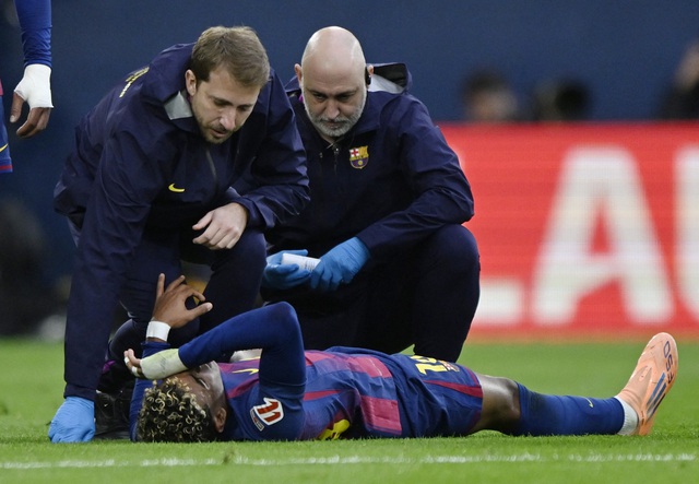 Lamine Yamal bị cầu thủ Villarreal vào bóng thô bạo trong trận thắng của Barcelona- Ảnh 1.