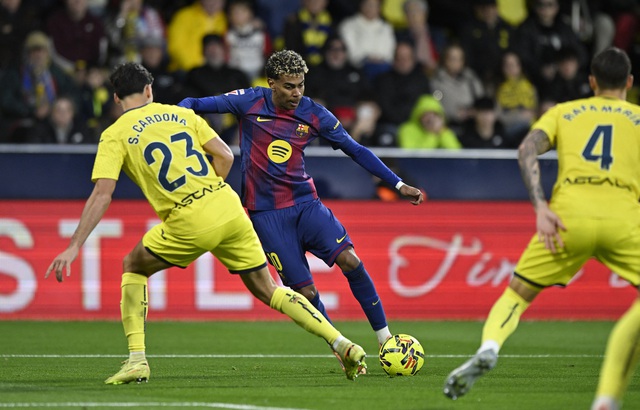 Lamine Yamal bị cầu thủ Villarreal vào bóng thô bạo trong trận thắng của Barcelona- Ảnh 3.