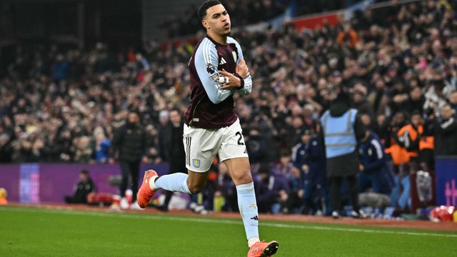 Rogers stars as Villa beat Man Utd to boost title bid- Ảnh 1.