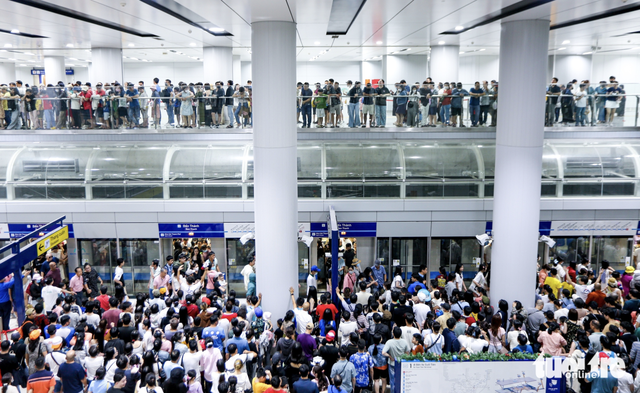 A look back at 1-year operation: How first metro line became part of Ho Chi Minh City life
- Ảnh 1.
