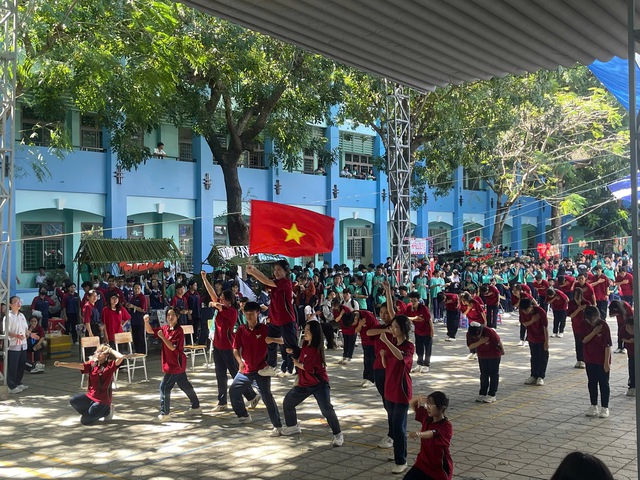 Học trò Quang Trung rộn ràng chào mừng 36 năm ngày thành lập trường- Ảnh 6.