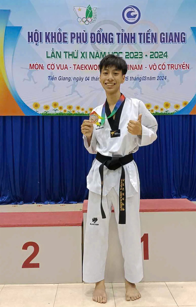 Mang vòng nguyệt quế về cho mẹ - Ảnh 1.