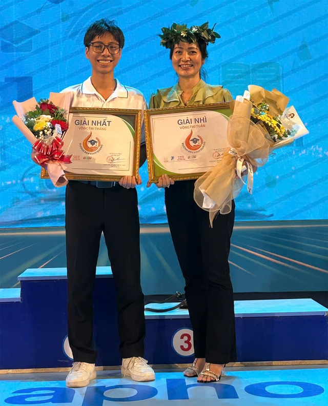 Mang vòng nguyệt quế về cho mẹ - Ảnh 2.