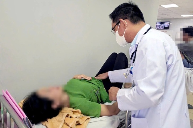 Over 100 fall sick after eating ‘banh mi’ in Ho Chi Minh City ward- Ảnh 1.