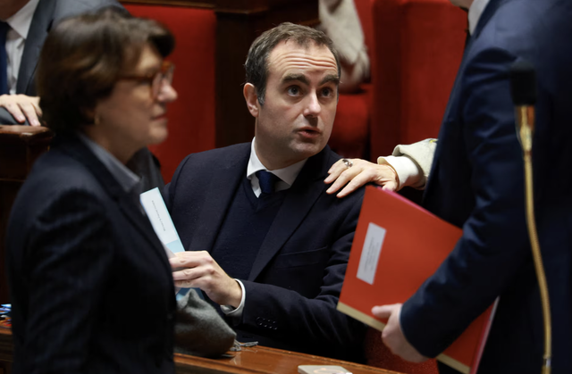 French lawmakers pass emergency rollover budget law
- Ảnh 1.