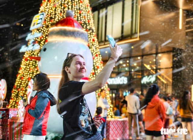 Vietnam's Nha Trang shines bright with festive Christmas atmosphere- Ảnh 1. Vietnam's Nha Trang shines bright with festive Christmas atmosphere- Ảnh 1.