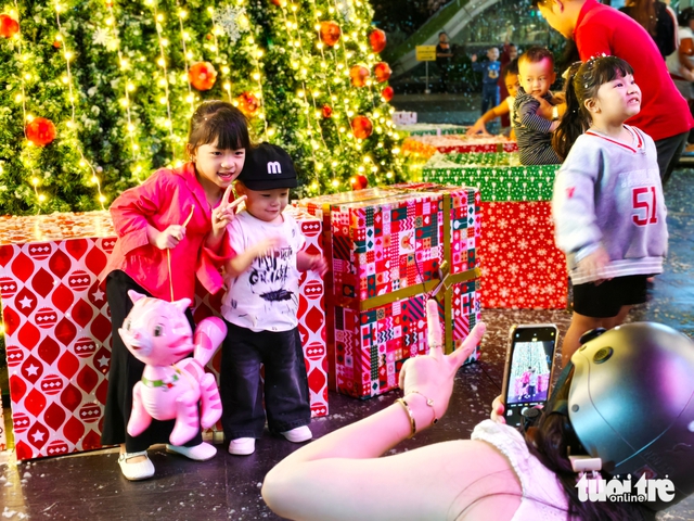 Vietnam's Nha Trang shines bright with festive Christmas atmosphere- Ảnh 3. Vietnam's Nha Trang shines bright with festive Christmas atmosphere- Ảnh 3.
