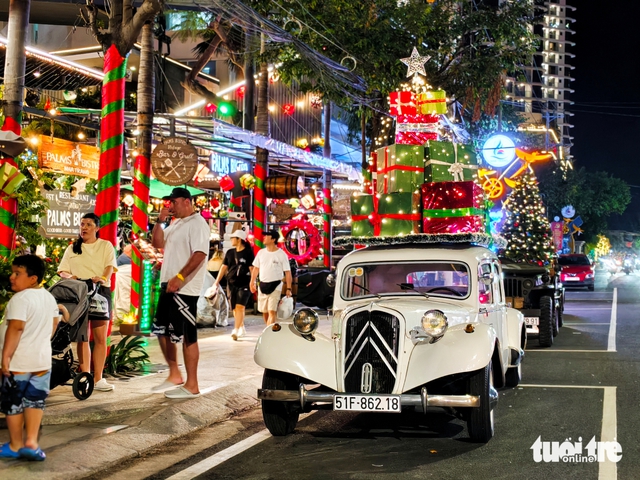 Vietnam's Nha Trang shines bright with festive Christmas atmosphere- Ảnh 4. Vietnam's Nha Trang shines bright with festive Christmas atmosphere- Ảnh 4.
