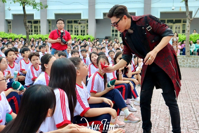 Đón Noel cùng chương trình An toàn sức khỏe - Vui vẻ đến trường tại Trường THCS Phan Văn Trị- Ảnh 9.