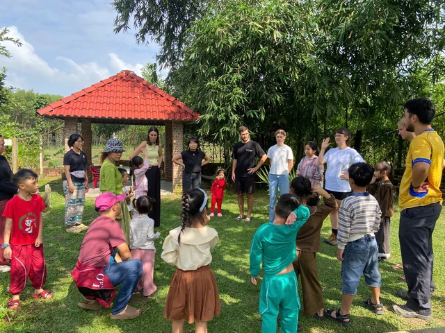 Da Nang man opens farm, offers free English classes for locals to boost community tourism- Ảnh 1.