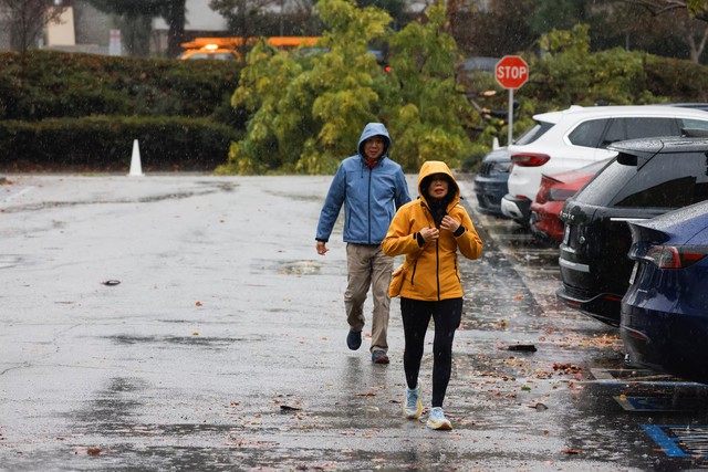 Heavy rains drench Southern California, spawn flash flooding, mud flows- Ảnh 6.