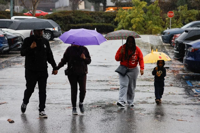 Heavy rains drench Southern California, spawn flash flooding, mud flows- Ảnh 5.