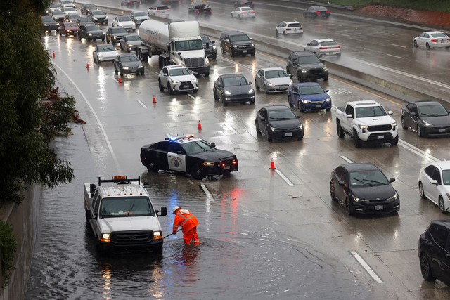 Heavy rains drench Southern California, spawn flash flooding, mud flows- Ảnh 1.